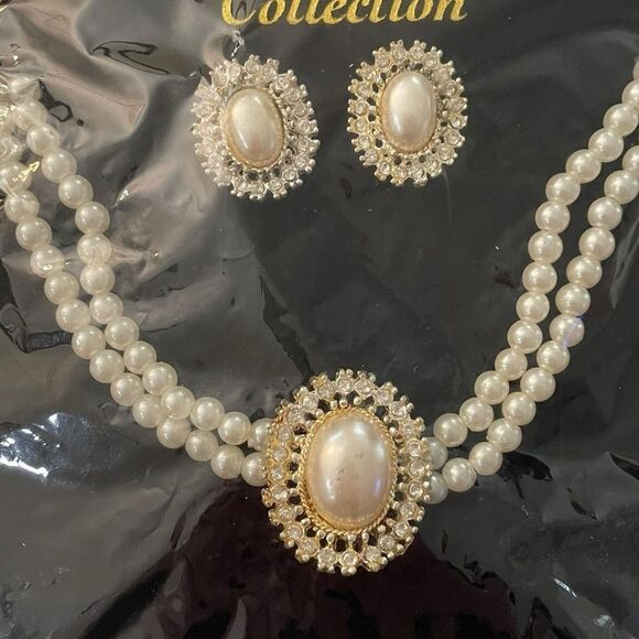 FAUX PEARL NECKLACE AND EARRINGS - Picture 1 of 3